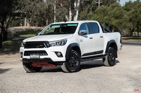2017 toyota hilux 4x2 .